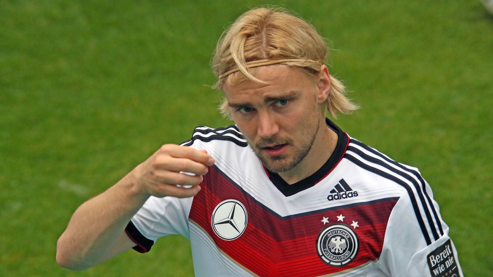 
                <strong>2014 gestrichen: Marcel Schmelzer (Borussia Dortmund)</strong><br>
                Irgendwie findet Joachim Löw nie richtig Gefallen am Linksverteidiger Marcel Schmelzer, der trotzdem zwischen 2011 und 2014 auf immerhin 16 Einsätze im Trikot der Nationalmannschaft kommt. Besonders bitter für Schmelzer ist die finale Ausbootung vor der WM 2014, als ihm auch noch obendrein der unerfahrenere Dortmunder Teamkollege Erik Durm vorgezogen wird. Seitdem wird Schmelzer nicht mehr berufen.
              