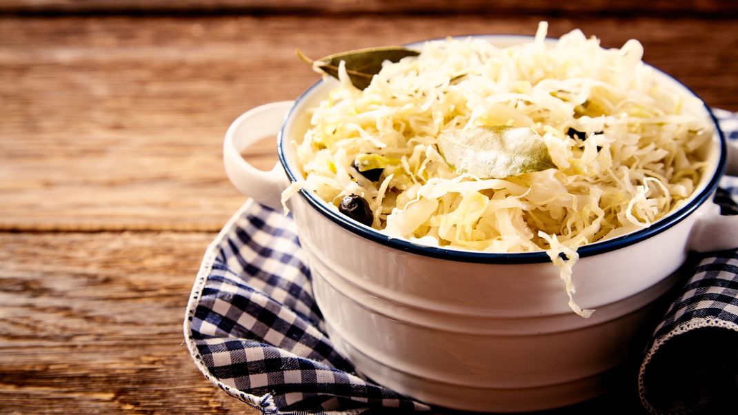 Sauerkraut kommt häufig zu deftigem Essen auf den Tisch. Wir zeigen, wie du mit dem fermentierten Kraut aber auch bewusst ein paar Kilos verlieren kannst.