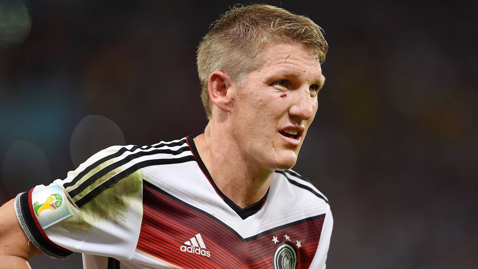 
                <strong>Schweinsteiger gezeichnet</strong><br>
                Kapitän Bastian Schweinsteiger spielte das Spiel seines Lebens. Der Leader im Mittelfeld warf sich in jeden Zweikampf und steckte eine Menge ein - ließ sich aber auch von einem Cut unter dem Auge nicht aufhalten.
              