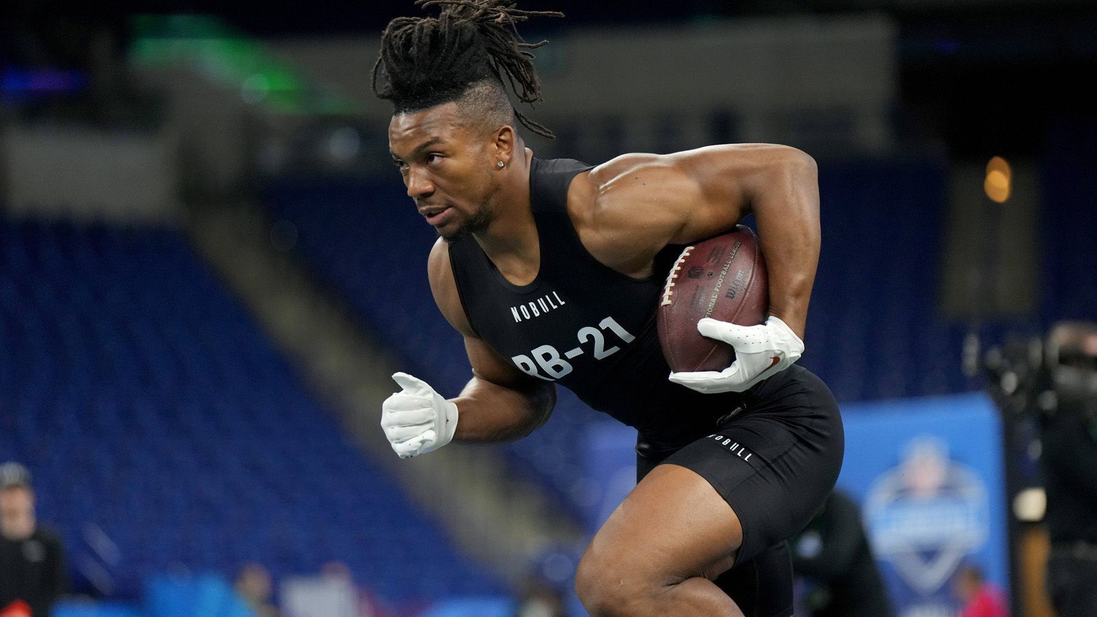 
                <strong>Bijan Robinson</strong><br>
                Bijan Robinson gilt als der beste Running Back im Draft. Oder galt. Laut Peter King von "NBC Sports" soll es mittlerweile mehrere Teams in der NFL geben, die dem Star der Texas Longhorns kurz vor dem Draft jemand anderes vorziehen ...
              