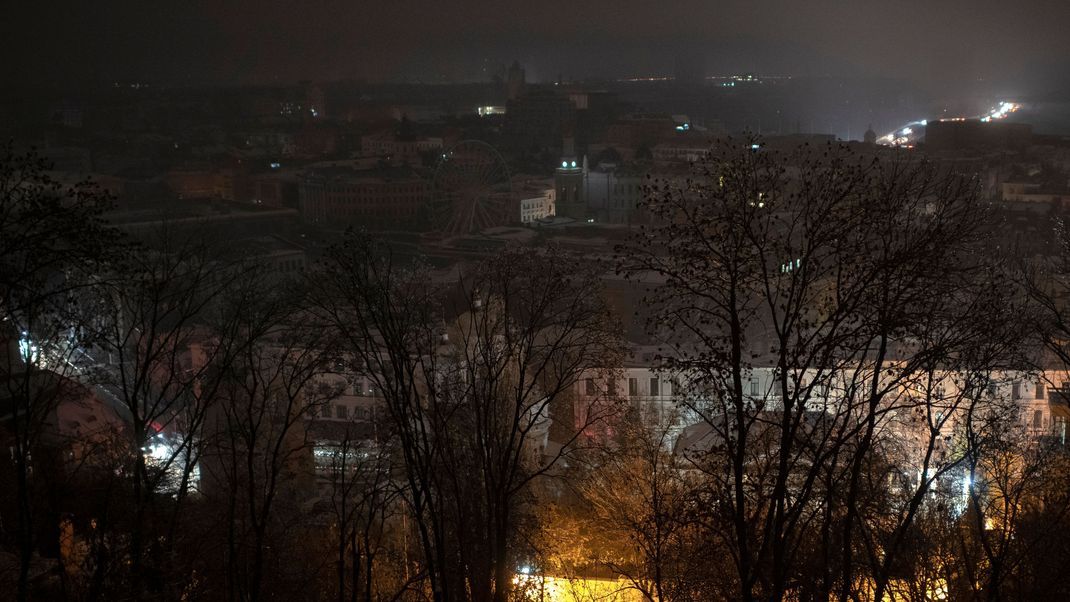 Ukraine, Kiew: Die Stadt ist während eines Stromausfalls nach einem russischen Raketenangriff unbeleuchtet.