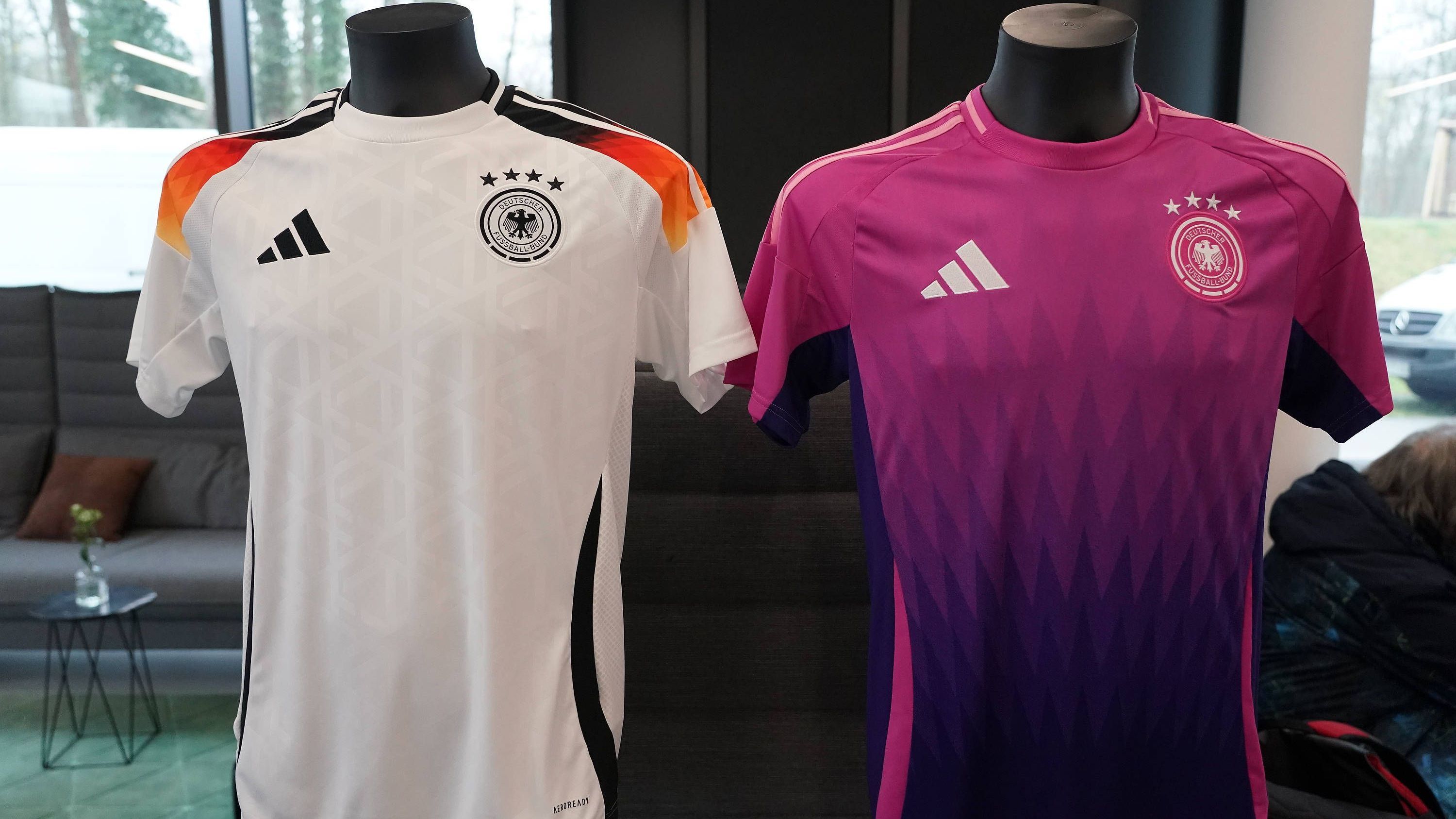 <strong>EM 2024: Alle Trikots<br></strong>Die DFB-Elf geht mit den Trikots für die EM 2024 neue Wege. Das pink-lilafarbene Jersey erhitzte teilweise die Gemüter, sorgt aber für einen DFB-Rekord...