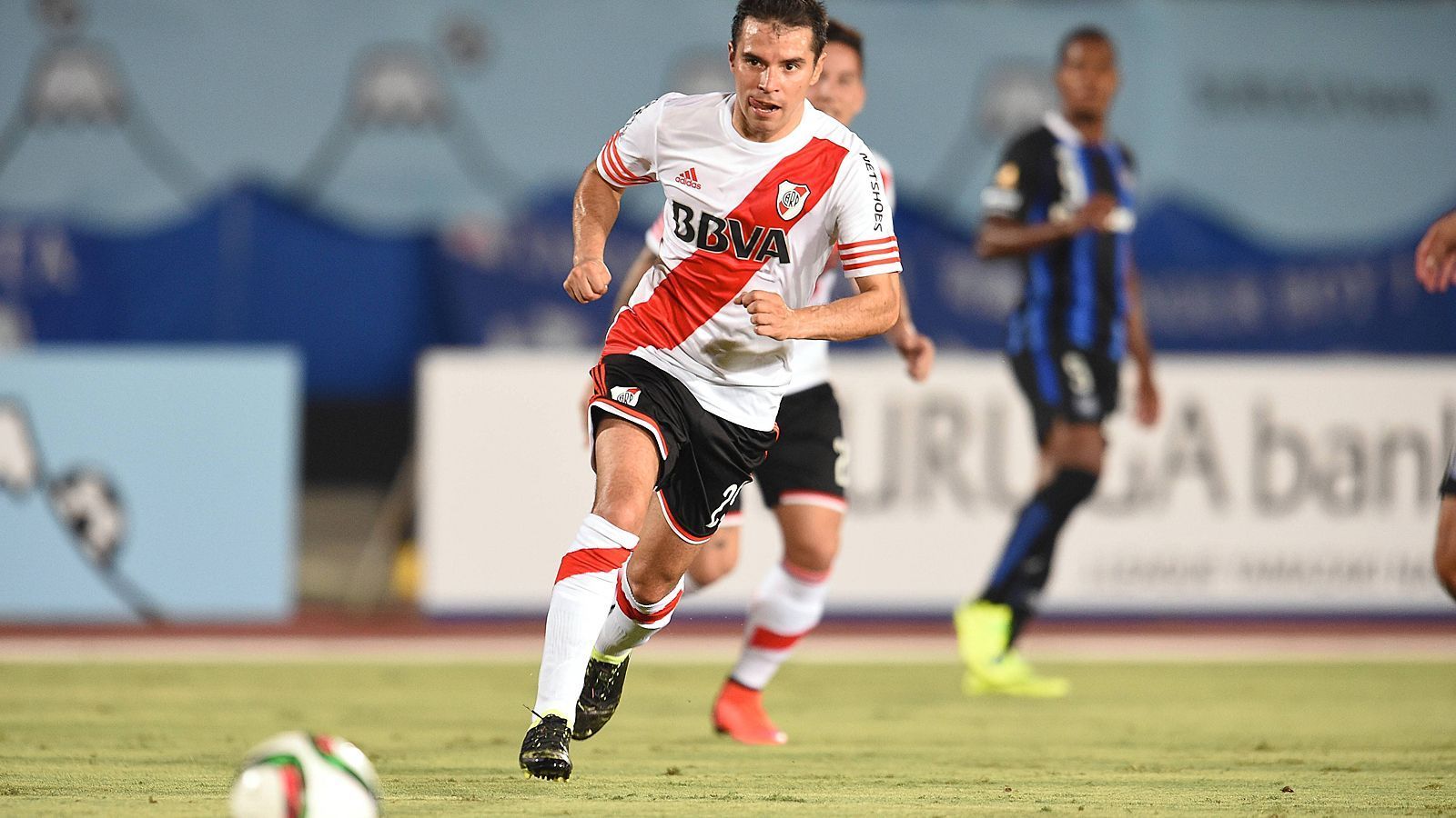 
                <strong>Javier Saviola (River Plate)</strong><br>
                Zeit im Verein: Sommer 1998 bis Sommer 2001, Sommer 2015 bis Januar 2016 (aus der eigenen Jugend)Position: AngriffSchon mit 16 Jahren gab Saviola sein Profidebüt für River Plate. 1999 wurde er als bis dahin jüngster Spieler zu Argentiniens Fußballer des Jahres gekürt - diesen Rekord entriss der flinke Stürmer keinem Geringeren als Diego Maradona. Seinem Spitznamen "El Conejo" (Kaninchen) wurde er mit seinen Läufen durch die Abwehrreihen immer wieder gerecht. Bei seinem Comeback nach 14 Jahren ging ihm diese Stärke jedoch deutlich ab - so beendete Saviola nur ein halbes Jahr später seine Karriere.
              