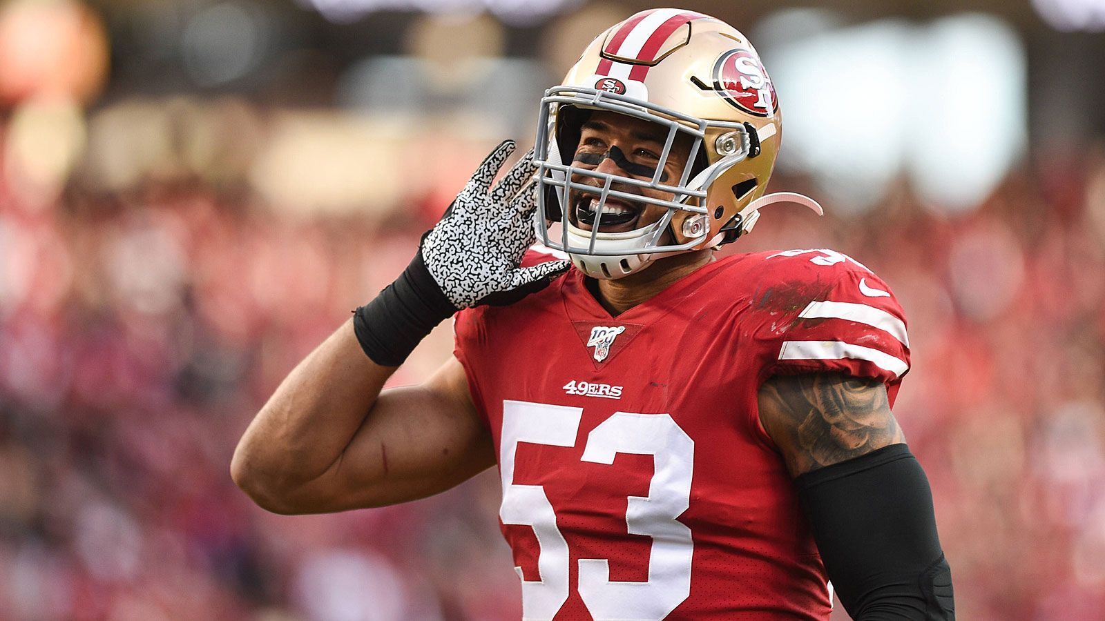 
                <strong>Gewinner: Mark Nzeocha (San Francisco 49ers)</strong><br>
                Seinen 30. Geburtstag kann man im kleinen Kreis feiern. Oder wie Mark Nzeocha. Der gebürtige Franke beging seinen Ehrentag auf dem Rasen des Levi's Stadium. Und zur Feier des Tages sorgte der Special Teamer der San Francisco 49ers höchstselbst dafür, dass die Aufholjagd der Green Bay Packers zeitig gestoppt wurde. Nach dem zweiten Touchdown der Gäste schnappte sich Nzeocha den anschließenden Onside Kick durch Mason Crosby und sicherte seinem Team damit zu Beginn des vierten Viertels das Angriffsrecht. "The Pack" kam zwar noch einmal auf das Scoreboard, jedoch nicht mehr näher als bis auf 14 Punkte heran.
              