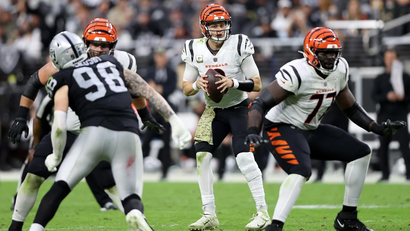 
                <strong>Raiders und Bengals stellen im Duell der ewigen Playoff-Verlierer neuen Rekord auf</strong><br>
                Schon vorher war ein weiterer Rekord sicher: Egal, wer beim Aufeinandertreffen der Las Vegas Raiders und der Cincinnati Bengals gewinnen würde - eine ganz lange Durstrecke endet. Die Raiders gewannen ihr letztes Playoff-Spiel am 19. Januar 2003, der letzte Sieg der Bengals ist noch deutlich länger her: Am 6. Januar 1991 setzte sich Cincinnati gegen die damaligen Houston Oilers durch. Damit war es das erste Playoff-Duell zweier Klubs, deren letzter Sieg in der Postseason 18 Jahre oder länger zurückliegt. Nach dem 26:19 der Bengals liegt nun der letzte Playoffsieg Cincinnatis 1 Tag zurück. 
              