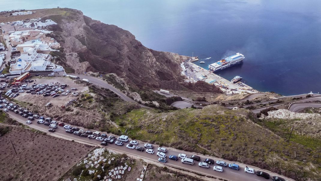 Anwohner:innen und Tourist:innen flüchten von der Insel Santorini nach Warnungen der Behörden vor Erdbeben.