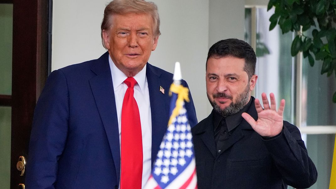 US-Präsident Donald Trump (l) begrüßt Wolodymyr Selenskyj, Präsident der Ukraine, bei seiner Ankunft im Weißen Haus. 