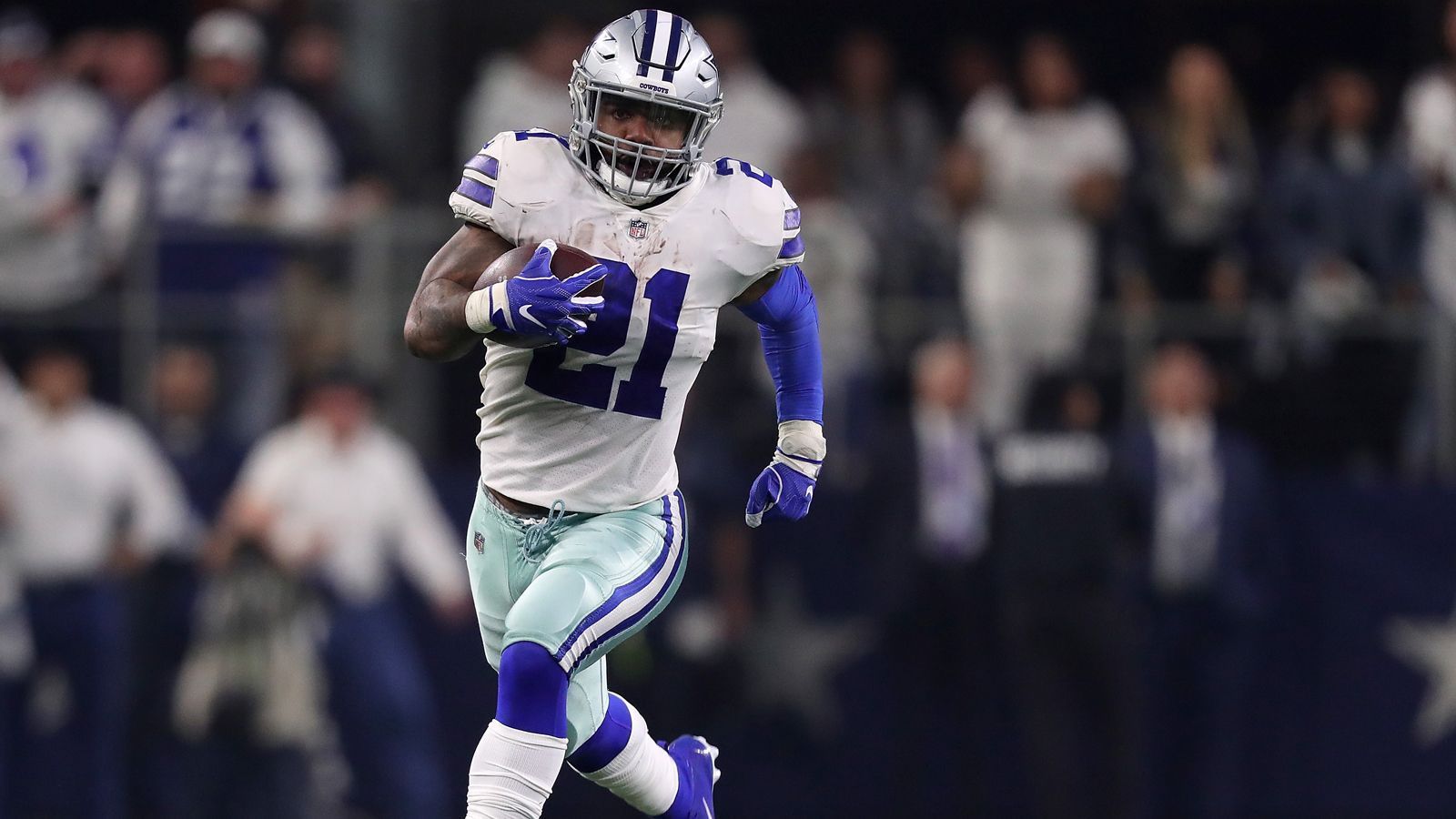 
                <strong>2019: Ezekiel Elliott </strong><br>
                Ezekiel Elliott kann als Paradebeispiel für das Best-Case-Szenario eines Holdouts angeführt werden. Die Dallas Cowboys machten den Spieler kurz vor Saisonstart zum bestbezahlten Running Back der Liga. Der damals 24-Jährige unterschrieb einen Sechsjahresvertrag über 90 Millionen US-Dollar, bei dem 50 Millionen US-Dollar garantiert waren. In der Folge zeigte Elliott jedoch schwankende Leistungen. In der vergangenen Offseason wurde er von den Dallas Cowboys entlassen und ist derzeit noch ohne Team.
              