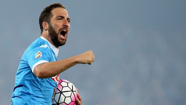 
                <strong>2016/17 Gonzalo Higuain (90 Mio)</strong><br>
                Mit 28 Jahren wechselt Gonzalo Higuain für unglaubliche 90 Millionen Euro vom SSC Neapel zu Juventus Turin. Damit ist der Argentinier der drittteuerste Transfer aller Zeiten hinter Gareth Bale und Cristiano Ronaldo, obwohl er im internationalen Fußball nicht zu den absoluten Superstars zählt. In der Rangliste zum Weltfußballer des Jahres lag Higuain im vergangenen Jahr nicht einmal unter den Top 23. 
              