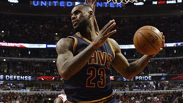 
                <strong>LeBron James (Cleveland Cavaliers) - 94</strong><br>
                LeBron James (Cleveland Cavaliers) - 94. Über allen thront aber "King James". Damit verteidigt der zweifache Olympiasieger diesen Titel. Allein vier Mal erringt "The Chosen One" bereits den MVP-Award. Seit fünf Jahren führt James seine Teams stets in die NBA Finals, doch nur 2012 und 2013 ergattert er einen der begehrten Ringe.
              
