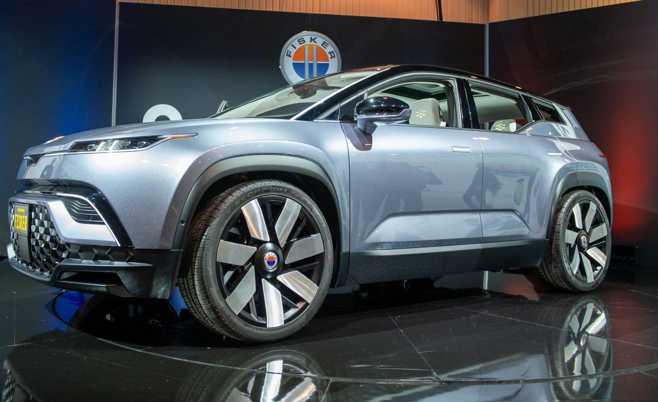 Der US-Fahrzeughersteller Fisker stellte bei der CES 2020 einen nachhaltigen SUV vor. Der Stromer "Ocean" verfügt über eingebaute Solarzellen, die jährlich bis zu 1.600 Kilometer zusätzliche Reichweite versprechen. Der Teppich im Innenraum besteht aus recycelten Plastikflaschen.