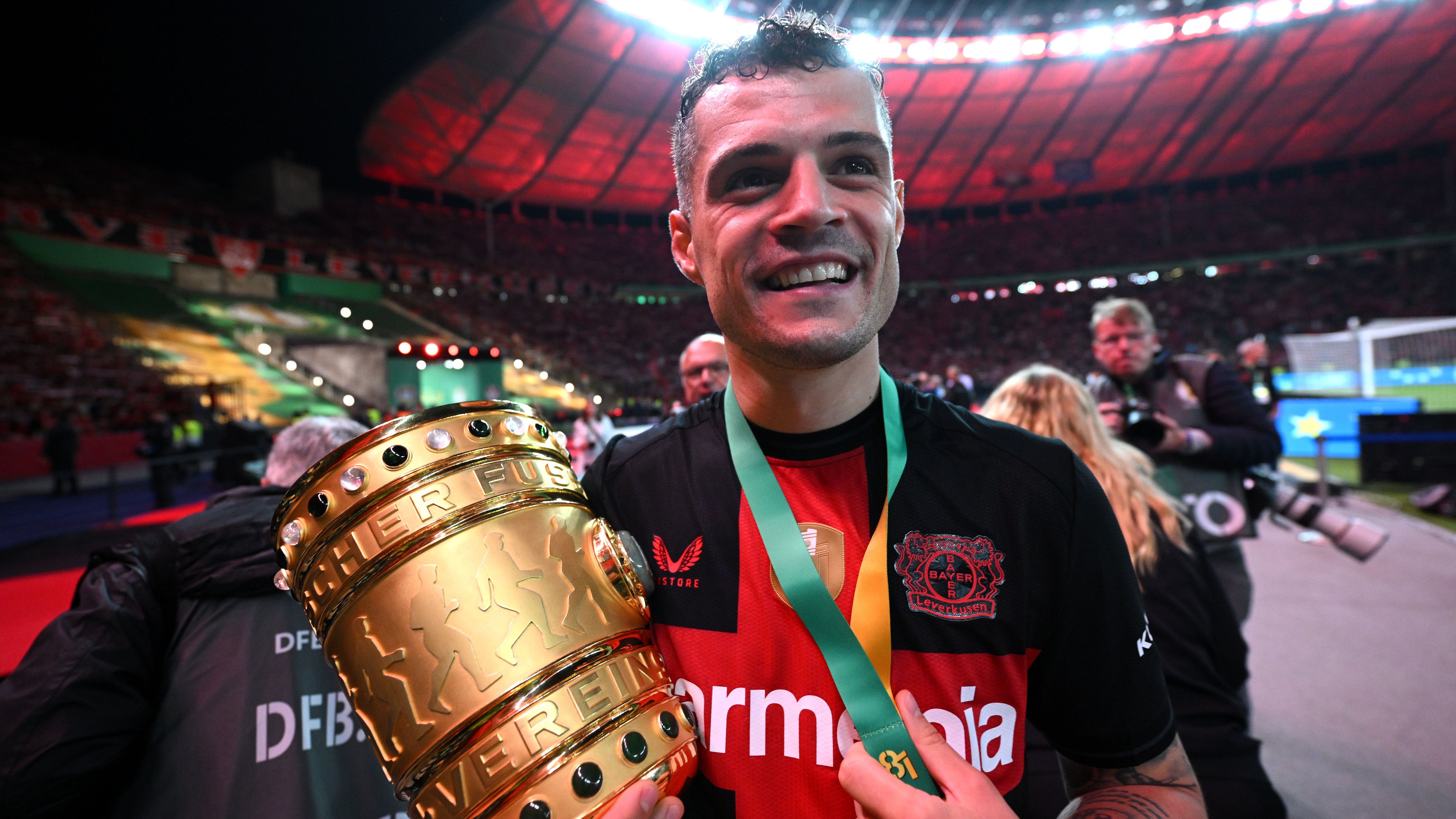 <strong>Granit Xhaka</strong><br>Der Wechsel von Xhaka vom FC Arsenal zu Bayer Leverkusen wurde von vielen als "Abstieg" betrachtet, jedoch kann davon nach dieser Saison nicht die Rede sein. Der 31-Jährige hat einen Vertrag bis 2028 und demnach noch einiges vor. Einen Abschied müssen die Leverkusener nicht befürchten. Realistisch ist aber, dass der Schweizer mit zunehmendem Alter an Leistungsstärke verlieren wird.