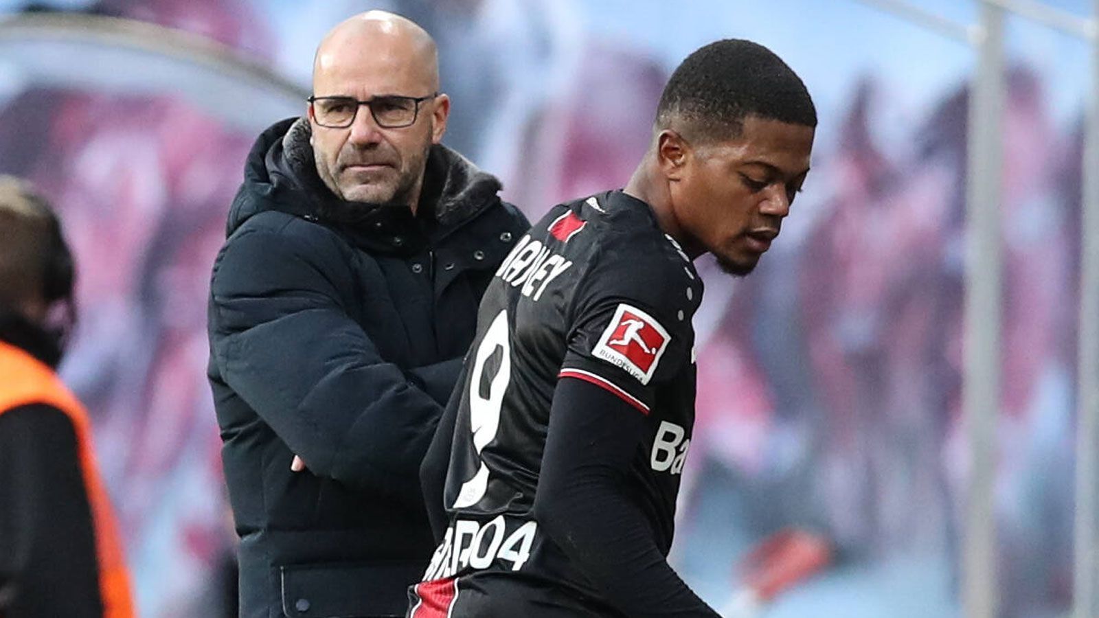 
                <strong>Der Gegner</strong><br>
                Mit Bayer Leverkusen kommt ein Champions-League-Anwärter und das drittbeste Team der Rückrunde der Bundesliga nach Völklingen, unter Trainer Peter Bosz bekannt für ein wahres Passfeuerwerk. "Wenn man ehrlich ist, haben wir keine Chance", sagt Mittelfeldspieler Tobias Jänicke. Trainer Kwasniok beziffert die Chance auf etwa ein Prozent. Dieses eine Prozent wollen die Saarländer aber nutzen, um weiter Geschichte zu schreiben. Dass Leverkusen auf den angeschlagenen Überflieger Kai Havertz verzichten muss, dürfte Saarbrückens Chancen etwas größer werden lassen.
              