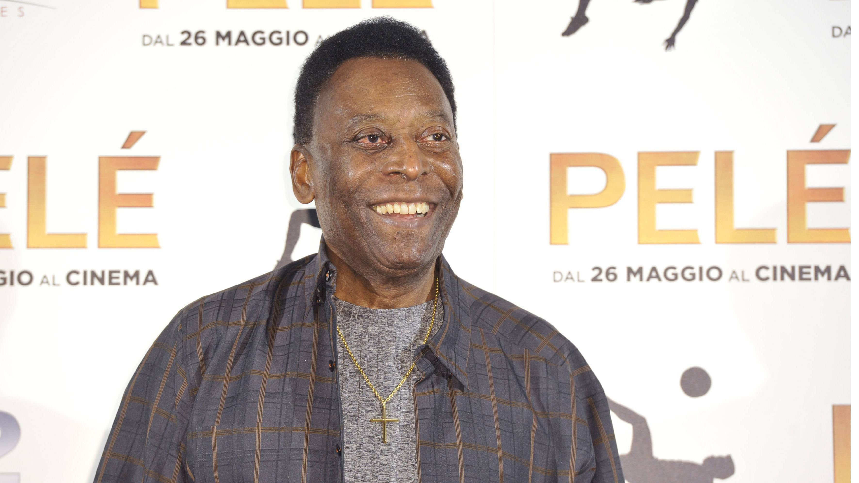 
                <strong>Pele</strong><br>
                Über den Brasilianer dreht Netflix derzeit eine neue Dokumentation. Diese soll im Februar 2021 erscheinen. Mit seinen mittlerweile 80 Jahren blickt Pele dabei auf seine lange Karriere zurück und zieht Vergleiche zum heutigen modernen Fußball. Im Oktober vergangenen Jahres wurde zudem ein Spielfilm, in dem ein Schauspieler den kleinen Pele spielt, veröffentlicht.
              