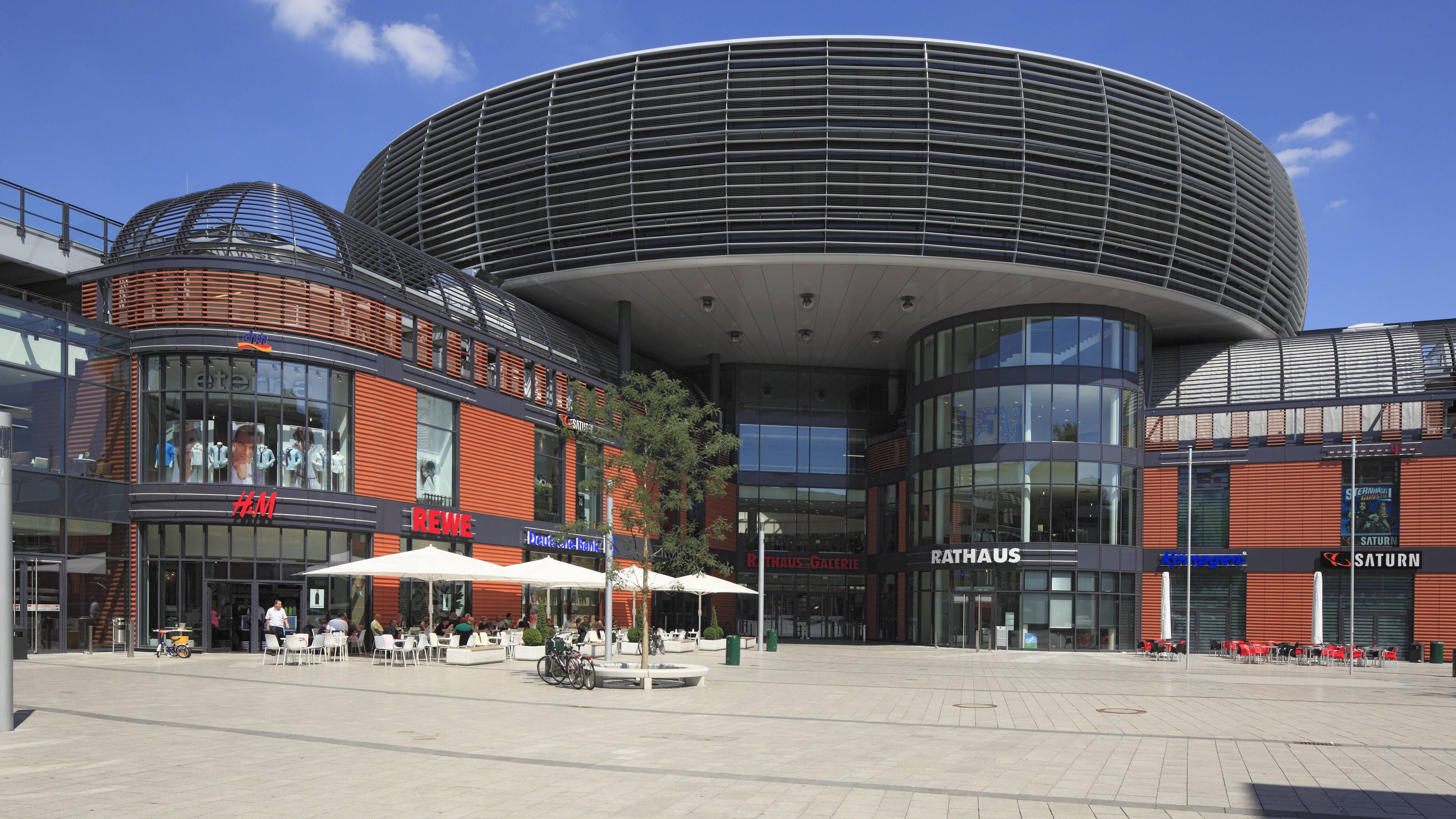 <strong>3. Rathaus-Arkaden Leverkusen</strong><br>Warum das Rathaus in Leverkusen ungeeignet für eine etwaige Meisterfeier wäre, sieht man übrigens auf diesem Bild gut - es ist nämlich in ein Einkaufszentrum integriert. Aber wieso dann nicht einfach ein Flashmob in den Arkaden? An diese Meisterfeier würde man sich jedenfalls deutschlandweit noch lange erinnern.