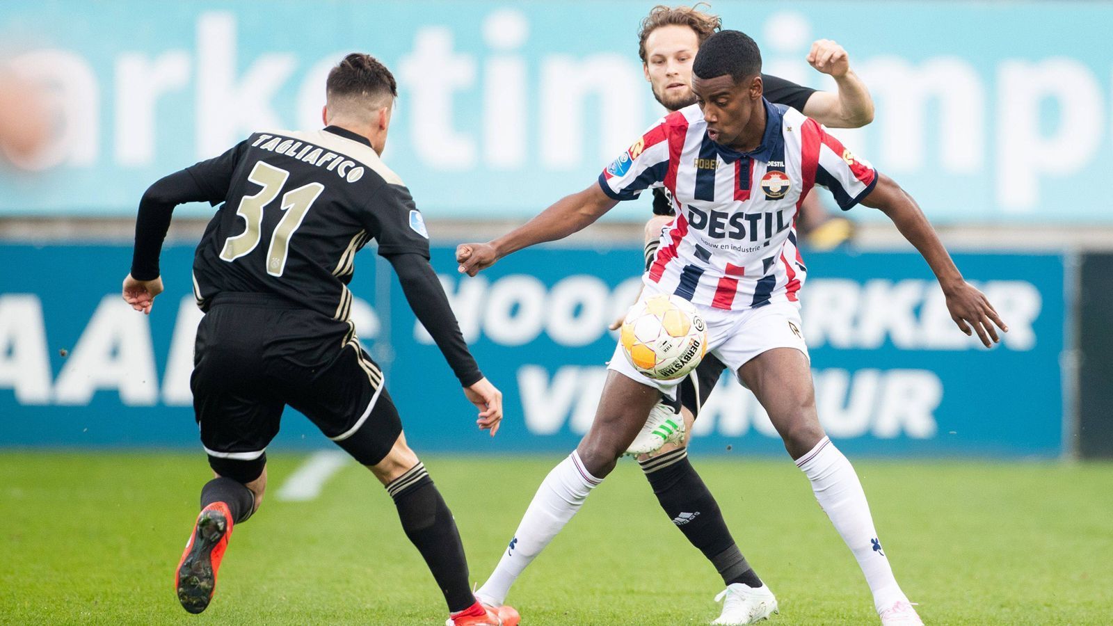 
                <strong>Niederlande</strong><br>
                In der niederländischen Eredivisie liegt Willem II Tilburg derzeit lediglich auf Platz 8, doch im nationalen Pokal kann der Underdog um den von Borussia Dortmund ausgeliehenen Stürmer Alexander Ishak (Mi.) den ganz großen Wurf schaffen. Im Finale des sogenannten TOTO KNVB Beker treffen Ishak und Co. auf Ajax Amsterdam. Der Hauptstadtklub könnte sogar sensationell das Triple holen - in der Eredivisie liegt Ajax auf Platz 1 und steht zudem im Halbfinale der Champions League, nachdem die Amsterdamer nach Real Madrid zuletzt auch noch Juventus Turin aus dem Wettbewerb warfen. 
              