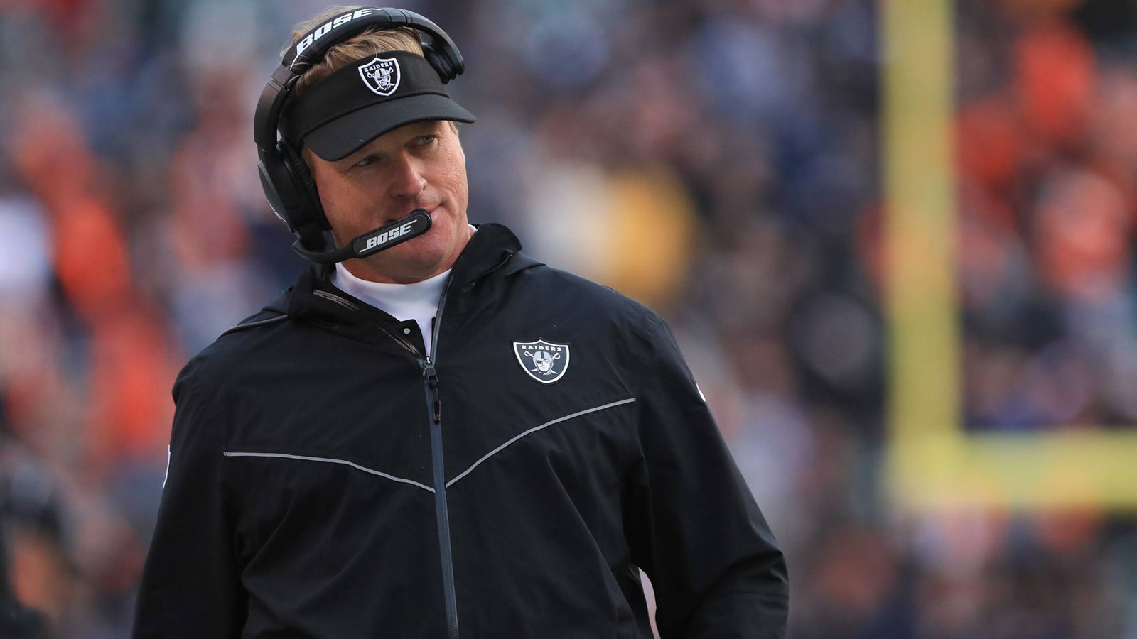 
                <strong>Verlierer: Jon Gruden </strong><br>
                Der Head Coach der Oakland Raiders unterschreibt einen Zehn-Jahres-Vertrag über 100 Millionen Dollar - und das alles dafür mickrige vier Saisonsiege. Fragwürdige Personalentscheidungen, wie zum Beispiel die Abgänge von Khalil Mack und Amari Cooper, bringen ihm viel Kritik ein. Immerhin sammelt er dafür ordentlich Draft-Picks. Ob er und der neue General Manager Mike Mayock damit gut umgehen werden, ist nach Grudens bisherigen Entscheidungen allerdings anzuzweifeln.
              