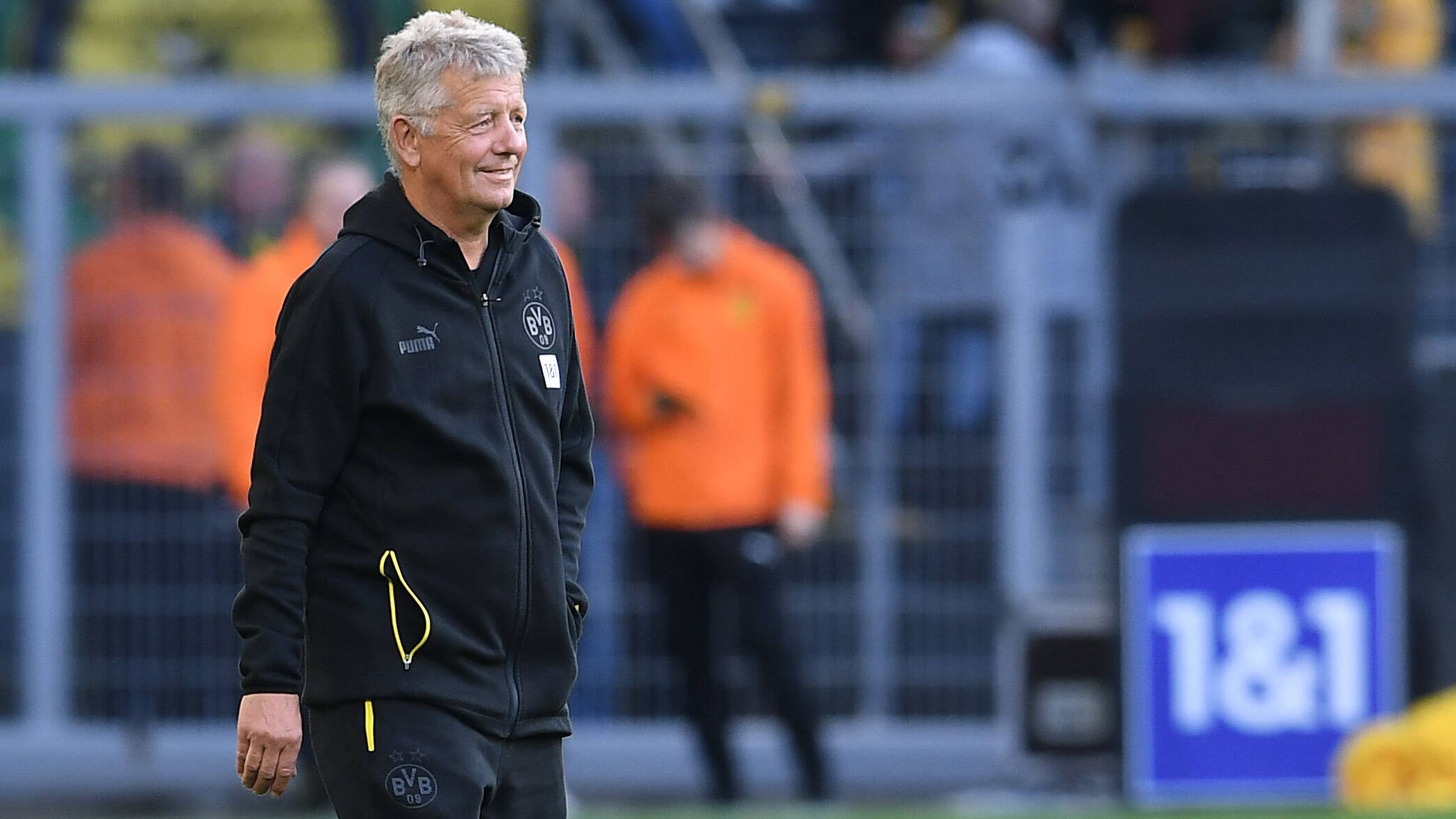 
                <strong>Peter Hermann beendet seine Karriere </strong><br>
                Nach über 20 Jahren ist Schluss - Kult-Trainer Peter Hermann beendet seine Karriere. Zuletzt saß der 70-Jährige als Co-Trainer bei Borussia Dortmund auf der Bank, insgesamt kommt der meist im Hintergrund agierende Hermann auf knapp 1000 Pflichtspiele als Trainer im deutschen Profifußball. BVB-Sportdirektor Sebastian Kehl erklärt: "Peter hat uns aus gesundheitlichen Gründen um seine Freigabe gebeten. Es ist eine Selbstverständlichkeit, dass wir seinem Wunsch entsprochen haben." Zum Abschluss hat ran die große Karriere des Peter Hermann zusammengefasst. 
              