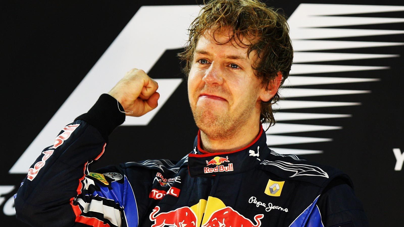 
                <strong>Sebastian Vettel vs. Mark Webber vs. Fernando Alonso vs. Lewis Hamilton (2010)</strong><br>
                Vor dem letzten Rennen in Abu Dhabi waren noch vier Fahrer in der Lage, den Titel zu holen. Die beste Ausgangsposition hatte dabei Fernando Alonso im Ferrari. Das Rennen beendete er allerdings nur auf Platz sieben, nachdem sich die Scuderia mit der Strategie verzockt hatte. Mark Webber kam einen Platz hinter ihm ins Ziel. Lewis Hamilton wurde zwar Zweiter, hatte vor dem Rennen jedoch nur Außenseiterchancen. Sebastian Vettel gewann dagegen, schob sich noch an Alonso vorbei auf den ersten Platz der Gesamtwertung und wurde so der bis heute jüngste Weltmeister der Formel-1-Geschichte.
              