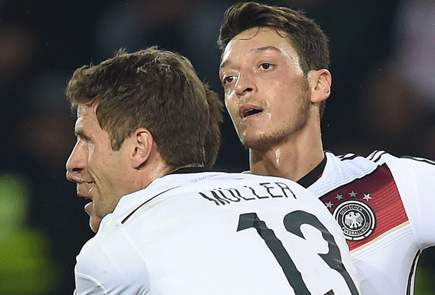 
                <strong>Mesut Özil</strong><br>
                Ist engagiert und zeigt, dass seine Formkurve langsam wieder aufwärts geht. In manchen Situationen wirkt Özil noch etas unentschlossen, doch seine Ballbehandlung und Technik sind eine Augenweide. Gelernt ist eben gelernt. ran-Note: 3
              