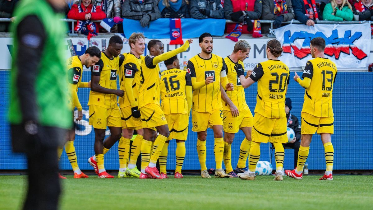 01.02.2025, 1. FC Heidenheim vs. Borussia Dortmund, 1. Bundesliga, 20. Spieltag Tor zum 0:1 durch Serhou Guirassy (Borussia Dortmund, 9) Jubel mit Ramy Bensebaini (Borussia Dortmund, 5) Julian Bran...