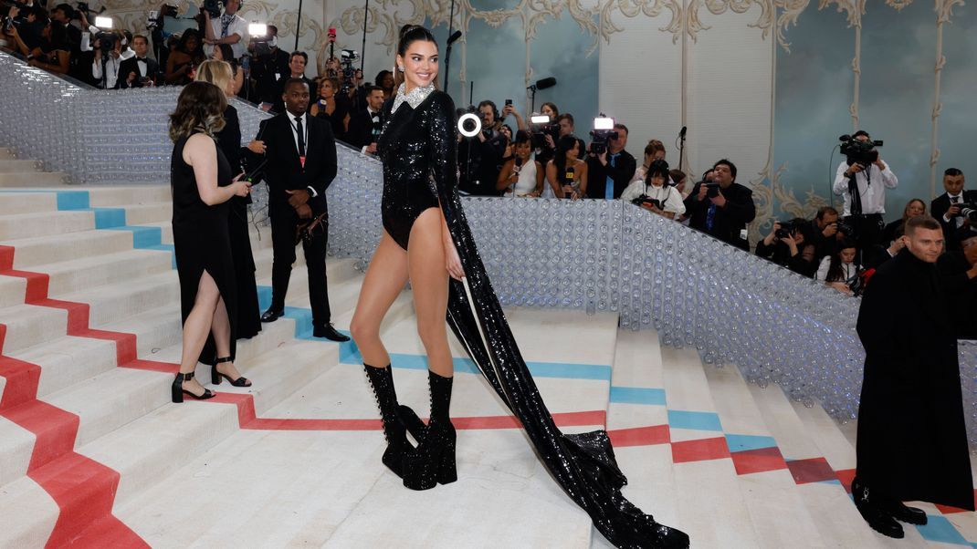 Kendall Jenner erschien zur Met Gala im The Metropolitan Museum of Art in einem funkelnden schwarzen Body mit XL-Ärmeln.