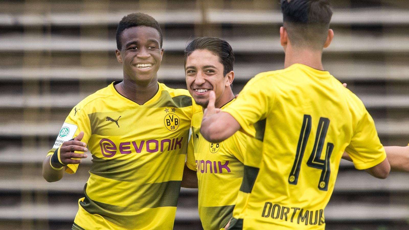 
                <strong>Youssoufa Moukoko gibt DFB-Comeback: Seine Mega-Zahlen der Saison</strong><br>
                …beim 9:2-Kantersieg in der U19-Bundesliga-West gegen Wuppertal (9:2) am 11. August 2019 setzte der damals 14-Jährige mit einem Sechserpack (!) ein riesengroßes Ausrufezeichen. Gegen Bielefeld (2x), Leverkusen und Preußen Münster erzielte Moukoko jeweils einen Dreierpack. In den vergangenen fünf Partien erzielte der Stürmer zudem elf Tore.
              