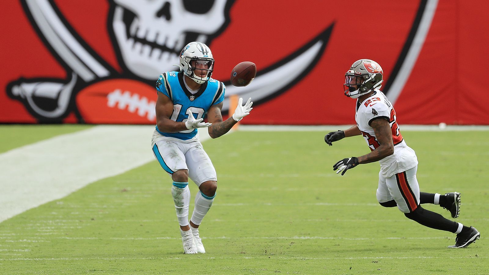 
                <strong>D.J. Moore (Carolina Panthers)</strong><br>
                Noch agiert D.J. Moore im Schatten von Robby Anderson, der als Neuverpflichtung für die Carolina Panthers voll einschlägt. Moore verbuchte zu Beginn der Spielzeit einige Drops, fing sich aber in den letzten Partien und sammelte bisher 381 Yards und einen Touchdown.
              