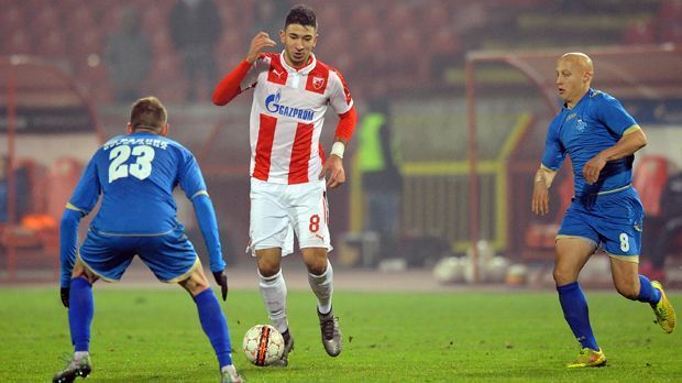 
                <strong>Marko Grujic</strong><br>
                Marko Grujic: Der Serbe (Mi.) ist Jürgen Klopps erster Transfer in Liverpool. Die Reds bestätigten die Verpflichtung des 19-Jährigen von Roter Stern Belgrad. Allerdings wird der U20-Weltmeister von 2015 erst einmal noch für ein halbes Jahr an den serbischen Tabellenführer ausgeliehen und stößt dann erst im Sommer 2016 zu Liverpool. Beim Klopp-Klub unterschrieb Grujic einen Vertrag bis Sommer 2020 und soll eine Ablöse von sieben Millionen Euro gekostet haben.
              