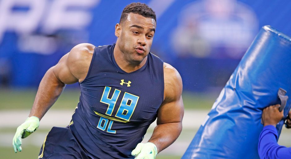 
                <strong>Pick 2 – San Francisco 49ers: Solomon Thomas (Defensive End, Stanford)</strong><br>
                Noch vor wenigen Jahren ein "Powerhouse" in einer der stärksten Divisionen der NFL, sind die 49ers inzwischen ein Scherbenhaufen. Chip Kelly hat die Stadt verlassen und einer der hellsten Köpfe im Pro-Football, Kyle Shanahan übernimmt. Dennoch muss erst einmal ein Pass Rusher her, denn nur in 22 Prozent aller Snaps gelang es der 49ers-Defense, den gegnerischen Quarterback zu sacken, unter Druck zu setzen oder aus der Pocket zu drängen! Thomas sollte sofort helfen können, kann sowohl aus einer 3-4, als auch aus einer 4-3 agieren und hat am College innen und außen in der D-Line gespielt.
              