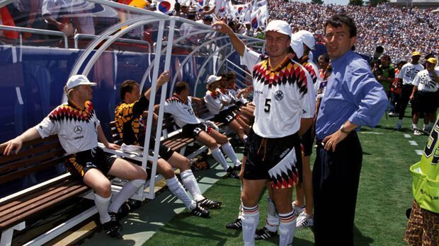 
                <strong>Hitze</strong><br>
                In Mexiko 1986 war es schon hart. Fast schon unmenschlich war es bei der WM 1994 in den USA. Im dritten Gruppenspiel der deutschen Nationalmannschaft gegen Südkorea waren es runde 50 Grad. "Vor dem Spiel tränkten wir Auswechselspieler unsere Mützen in Eiswasser, doch als wir den langen Weg von den Spielerkabinen bis zur Ersatzbank bewältigt hatten, waren die Mützen schon wieder trocken. Es war unmenschlich", erinnerte sich Thomas Helmer bei "11Freunde".
              