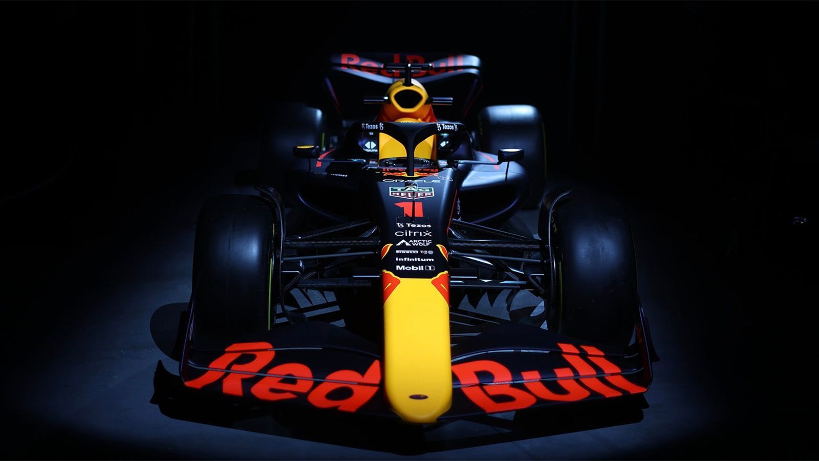 
                <strong>Red Bull Racing RB18</strong><br>
                Verstappen hofft auf eine erfolgreiche Titelverteidigung. Dann aber nicht ganz so nervenaufreibend. "Du kannst nicht jedes Jahr ein solches Drama haben. Das ist nicht gut für mich, das ist nicht gesund für ein Team, nicht für unseres und nicht für ein anderes", sagte der Niederländer dem "Guardian". Kontakt mit Lewis Hamilton hatte Verstrappen seit dem WM-Finale übrigens keinen mehr: "Das ist ganz normal - jeder von uns lebt sein Leben, und wir sehen uns ja oft genug bei den Rennen."
              