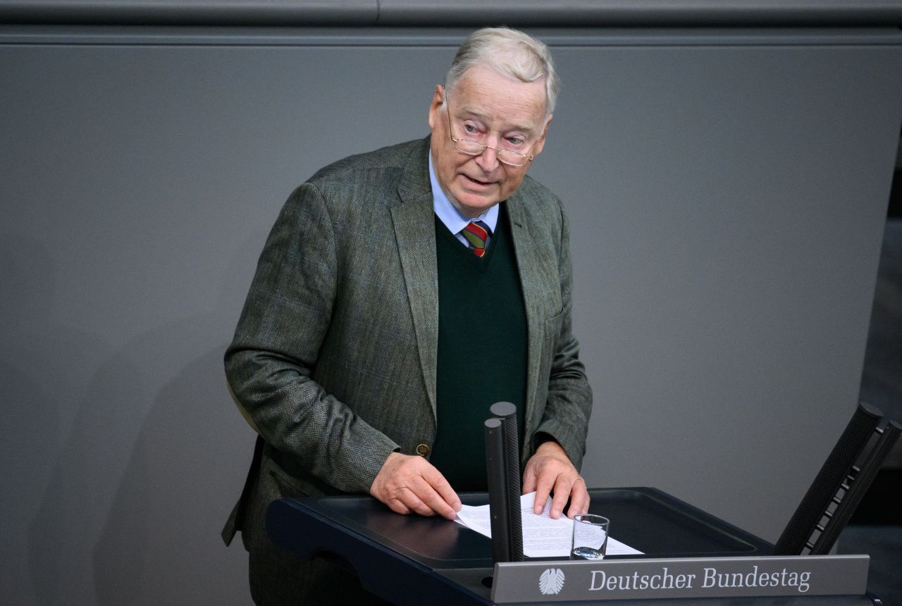 Wegen des Verdachts der Steuerhinterziehung war im Januar 2020 die Immunität des damaligen AfD-Fraktionsvorsitzenden Alexander Gauland aufgehoben worden. Ermittler:innen durchsuchten daraufhin das Wohnhaus von Gauland.