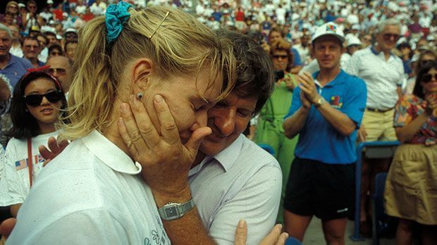 
                <strong>Steffi Graf anno 1989</strong><br>
                Steffi Graf kam am 14. Juni 1969 in Mannheim zur Welt. Ihre Glanzzeit erlebte sie zwischen 1988 und 1990. In dieser Zeit gewann sie acht Grand-Slam-Turniere. Hier gratuliert Vater Peter Graf seiner Tochter zum US-Open-Triumph 1989.
              