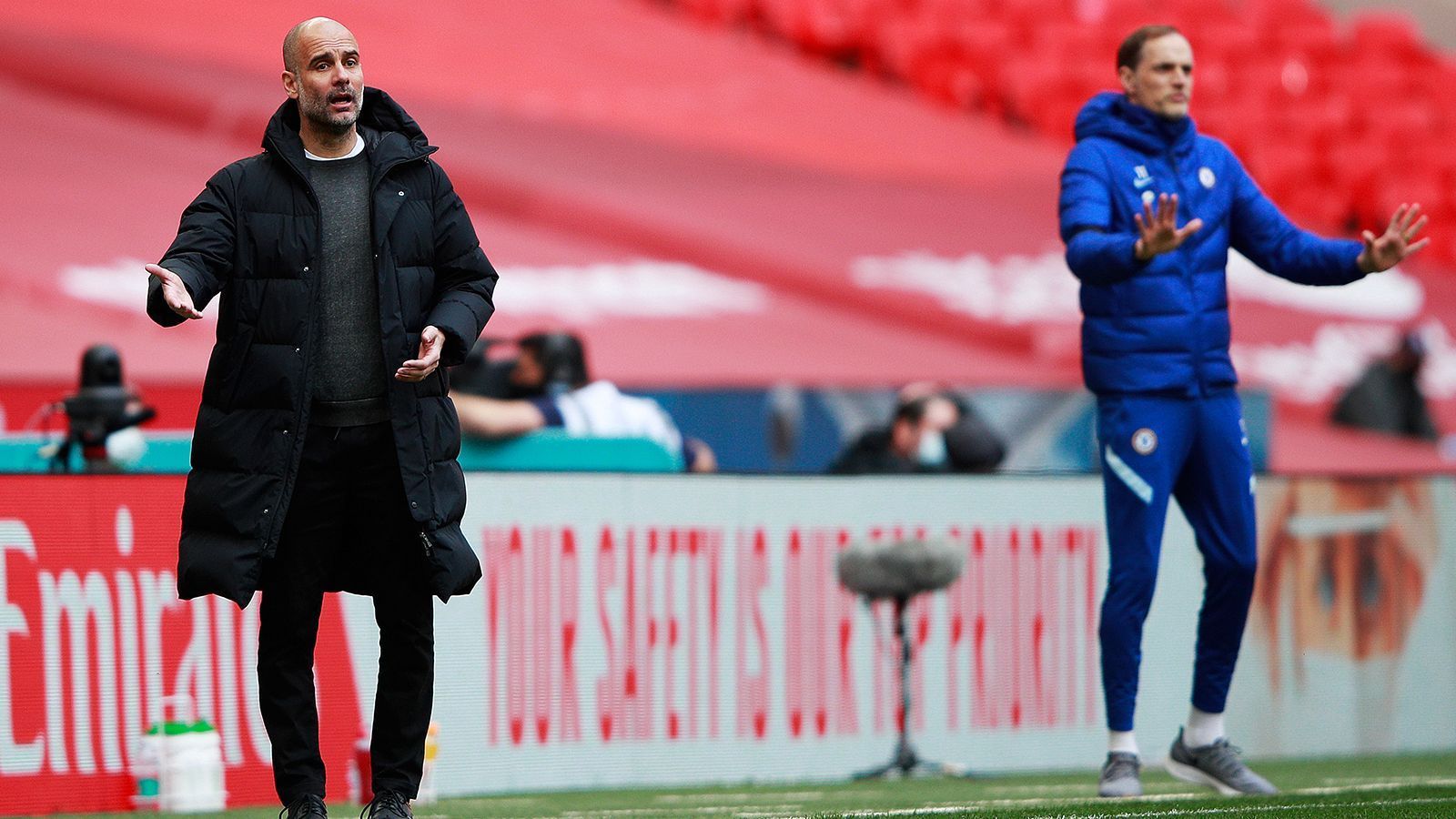 
                <strong>Guardiola vs. Tuchel</strong><br>
                Die letzten drei Duell konnte allesamt Thomas Tuchel für sich entscheiden. Auch, weil Pep Guardiola bisher noch keine richtige Antwort auf das fiese 5-2-3 System von Tuchel gefunden hat. Die Fünferkette gepaart mit den Außenverteidigern, die die Außenlinien beackern und "Zerstörer" Kante in der Mitte macht einen Tiki-Taka-Spielaufbau a la Guardiola fast unmöglich. Guardiola, der Taktik-Fanatiker, muss einen Plan aushecken, der Chelseas-Defensive knackt.
              