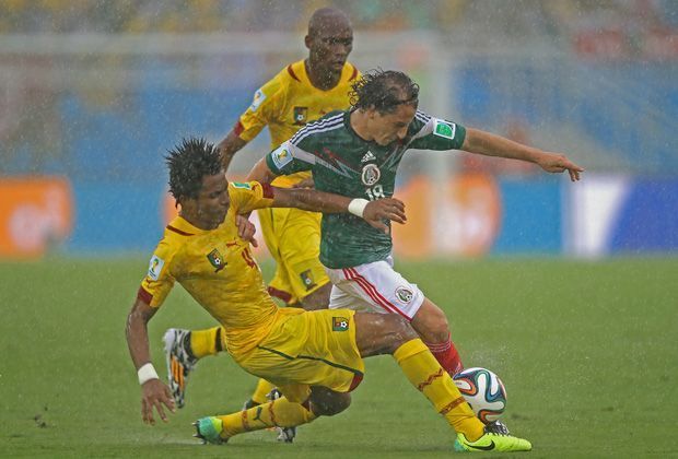 
                <strong>Regenschlacht: Mexiko vs. Kamerun</strong><br>
                Im strömenden Regen von Natal sind die Achtelfinal-Hoffnungen von Kamerun fast schon weggespült worden. Gegen Mexiko mussten sich die "Unbezähmbaren Löwen" mit 0:1 geschlagen geben. 
              