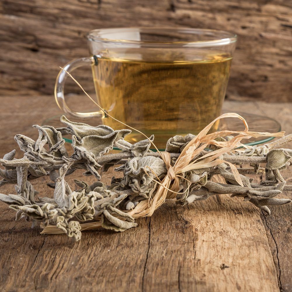 Bei Halsschmerzen solltest du mit Salbei-Wasser gurgeln. Blätter (frisch oder getrocknet) aufkochen, ziehen lassen und mehrmals täglich mit der Flüssigkeit gurgeln. Wirkt entzündungshemmend und beruhigend. 