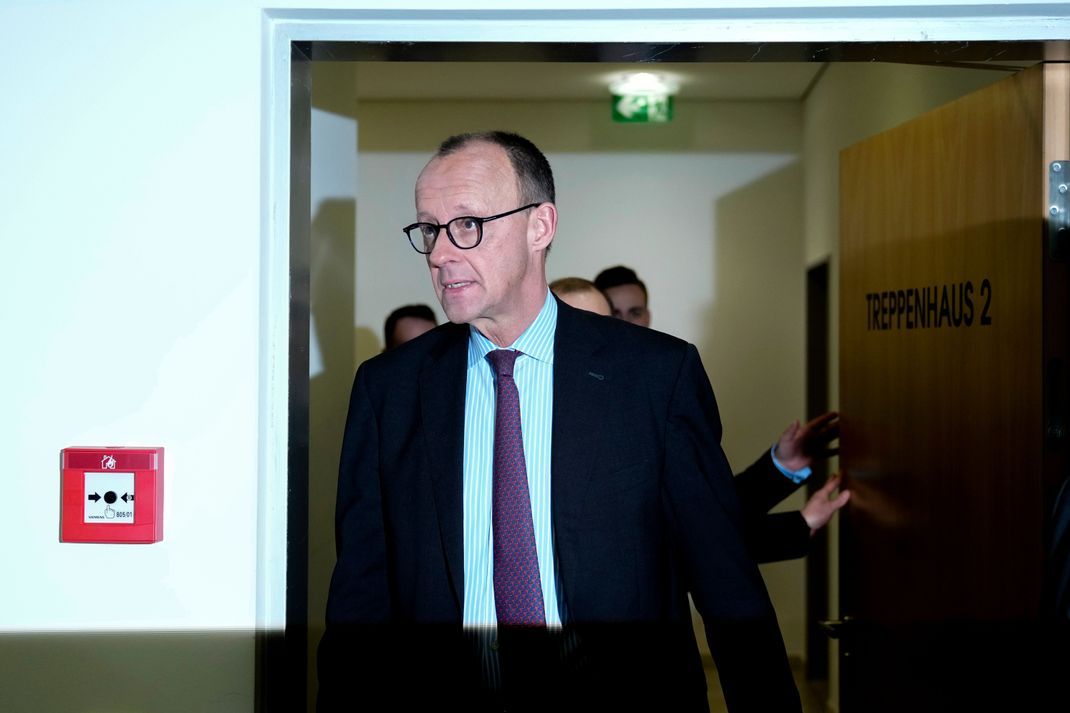 Friedrich Merz will in Gesprächen mit der SPD über eine Sondersitzung entscheiden.