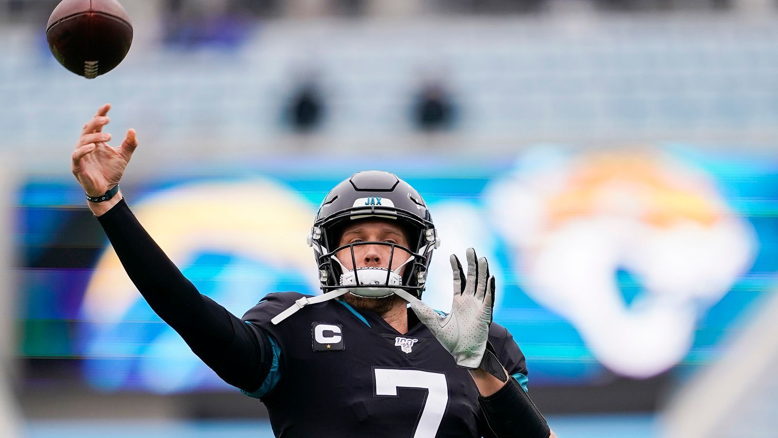 
                <strong>Verlierer: Nick Foles</strong><br>
                Er war der große Gewinner der Offseason, unterschrieb als Free Agent einen 88 Millionen Dollar schweren Vierjahres-Vertrag bei den Jacksonville Jaguars. Im ersten Spiel verletzte er sich an der Schulter. Backup Gardner Minshew übernahm und wird seitdem abgefeiert. Am elften Spieltag kehrte Foles für drei Spiele zurück und darf nach bescheidenen Leistungen wieder auf die Bank. So schnell kann es gehen.
              