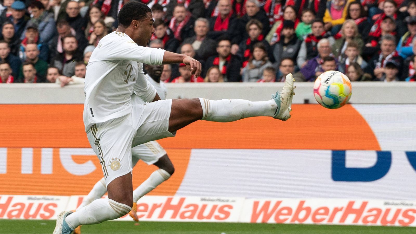 
                <strong>Serge Gnabry</strong><br>
                Bekommt seine Chance als Münchner Sturmspitze und ersetzt den verletzten Choupo-Moting. Erste Großchance im Spiel (8. Minute), scheitert aber per Kopf an Freiburg-Keeper Flekken. In Hälfte zwei lässt er sich öfter auf die Außenbahn fallen, doch auch dort kann sich der Nationalspieler eher selten in Szene setzen. Scheitert in der Schlussphase am Pfosten. ran-Note: 3
              