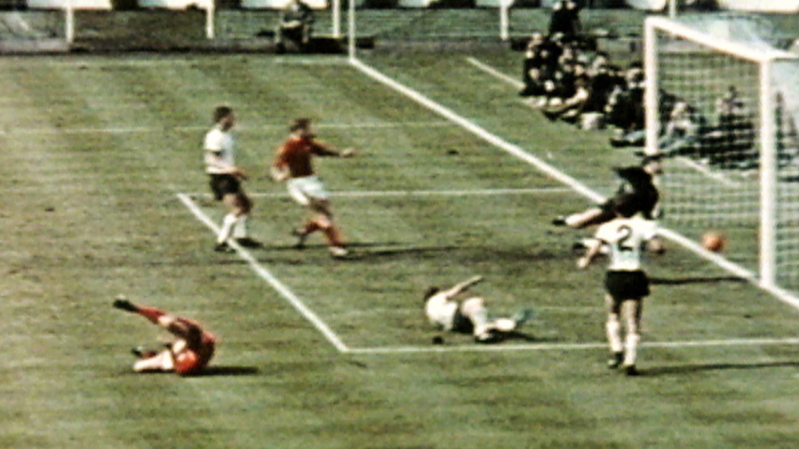 
                <strong>Wembley-Tor und Sterling-Schwalbe</strong><br>
                Wembley 1966, WM-Finale, England gegen Deutschland, 101. Minute: Geoff Hurst schießt den Ball an die Unterkante der Latte, von dort prallt er auf den Boden und wird dann vom deutschen Verteidiger Wolfgang Weber übers Tor geköpft. Eckball England. Von wegen. Das Schiri-Gespann entscheidet nach kurzer Absprache auf Tor für England. Es steht 3:2, am Ende gewinnt England 4:2 und ist Weltmeister. Auch wenn es nie abschließend geklärt werden kann: Der Ball war NICHT DRIN! England bekam den bislang einzigen Titel geschenkt. 55 Jahre später fällt Raheem Sterling im EM-Halbfinale gegen Dänemark nach einem Mini-Kontakt zu Boden - Elfmeter! Der nächste große Witz. Es wäre ein Unding, sollte England nur aufgrund von Fehlentscheidungen große Titel gewinnen. 
              