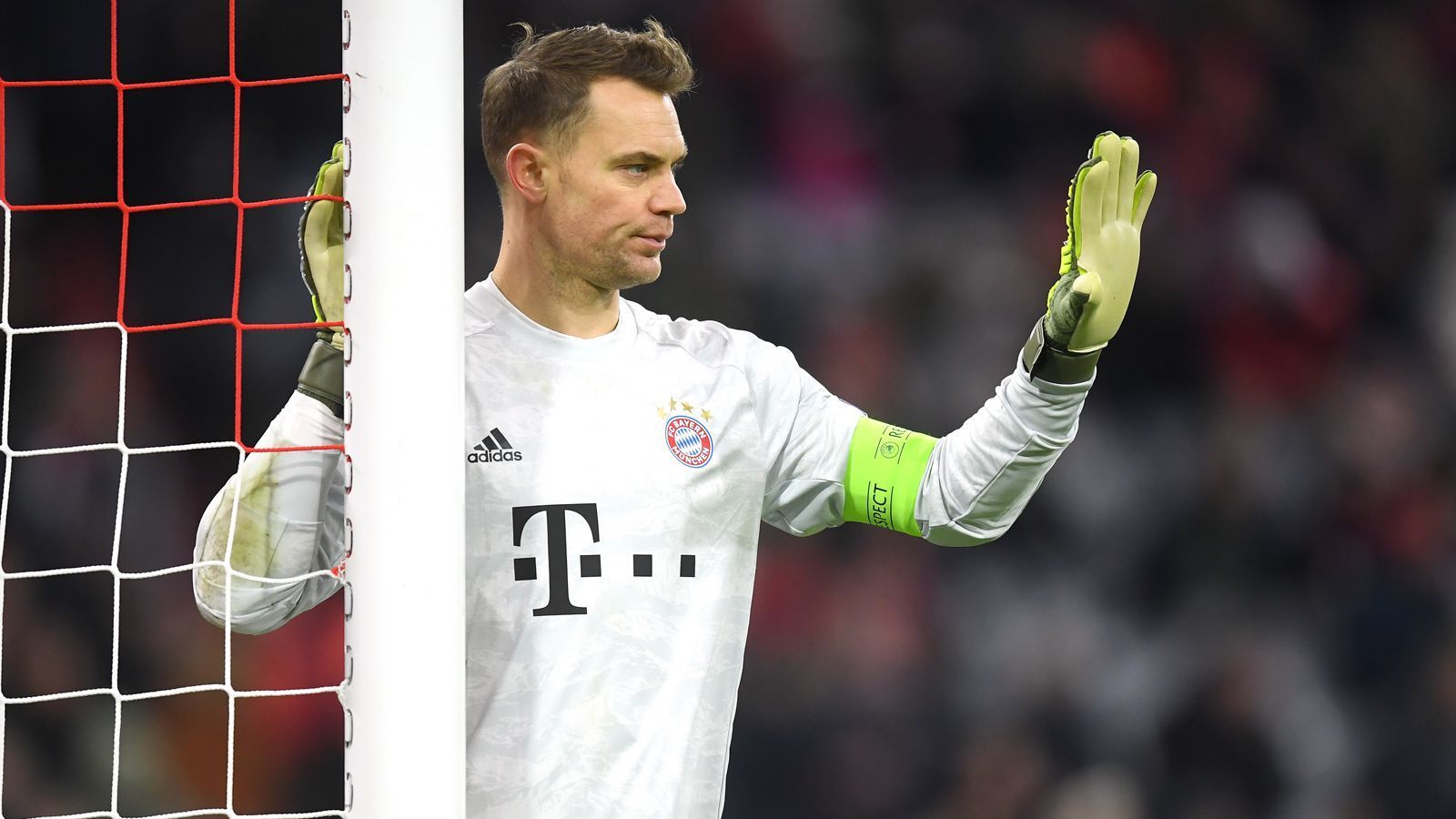 
                <strong>Tor: Manuel Neuer</strong><br>
                Auch wenn Hans-Jörg Butt 2009/10 die Saison seines Lebens spielte (welcher Bayern-Fan erinnert sich nicht gern an den verwandelten Elfmeter bei Juventus Turin), kann es im Tor nur einen geben. Manuel Neuer hievte das Torhüter-Spiel in den vergangenen Jahren auf ein neues Level, agiert beim FC Bayern meist als elfter Feldspieler, ist am Ball besser als mancher Mittelfeldakteur und hat auf der Linie Reflexe wie eine Katze. Zwischen 2013 und 2016 viermal Welttorhüter, hat Neuer maßgeblichen Anteil an den bayrischen Erfolgen der jüngsten Vergangenheit.
              