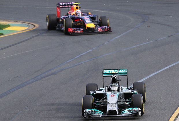 
                <strong>Großer Preis von Australien - das Rennen</strong><br>
                Sebastian Vettel? Nein, Daniel Ricciardo. Der Teamkollege des Deutschen liefert ein tolles Rennen. Der Heppenheimer scheidet leider nach wenigen Minuten schon aus.
              