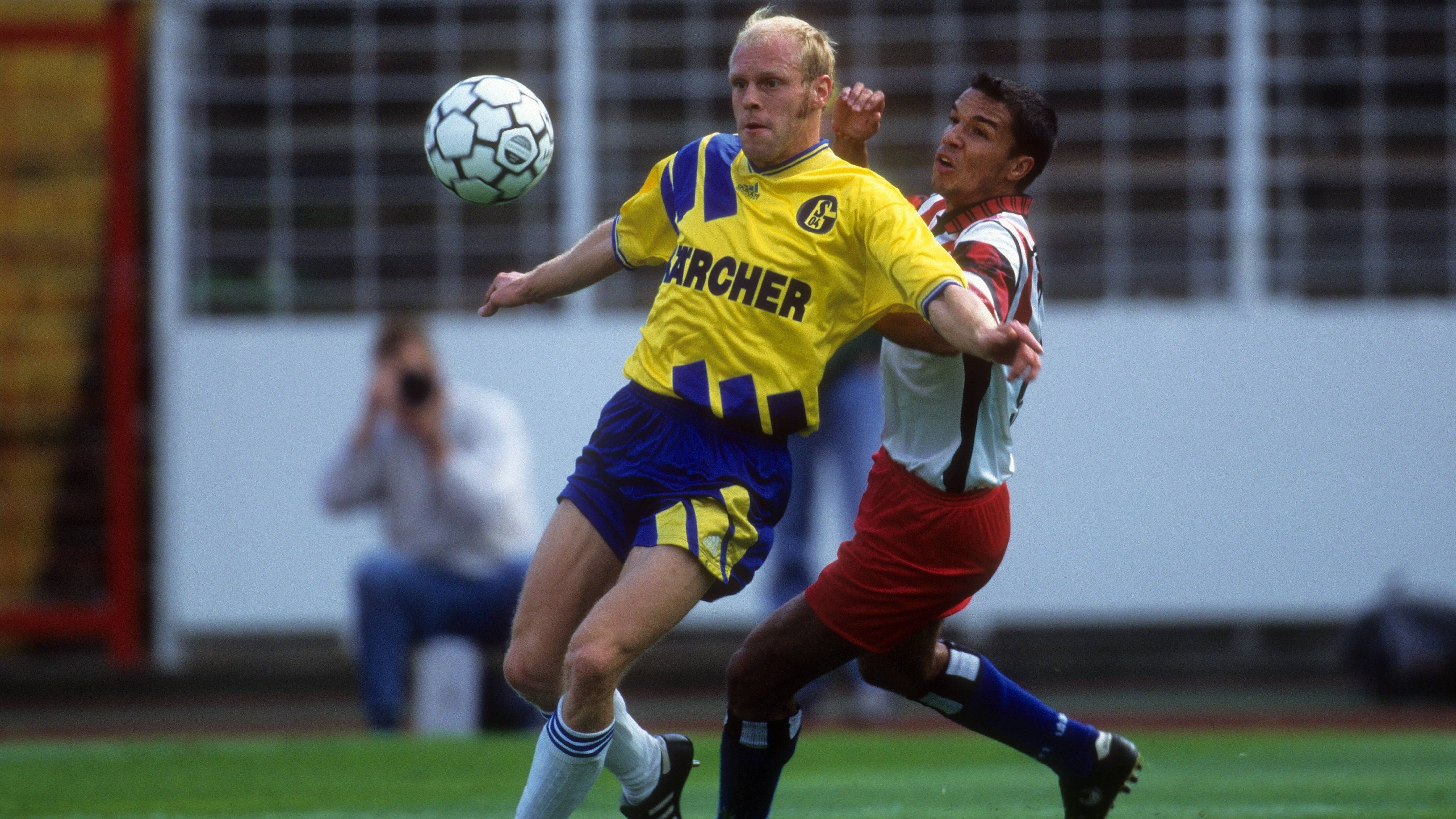 <strong>FC Schalke 04 1995/96: Gelb statt Königsblau</strong><br>Wir bleiben bei gelben Trikots und gehen - zum FC Schalke 04! Ja, ausgerechnet beim königsblauen Erzrivalen des BVB war das Ausweichtrikot 1995/96 in Gelb gehalten. Grund war Hauptsponsor "Kärcher". Immerhin die Diagonalstreifen wurden in Blau gehalten, langfristig durchsetzen konnte sich das Design - wenig überraschend - aber nicht.