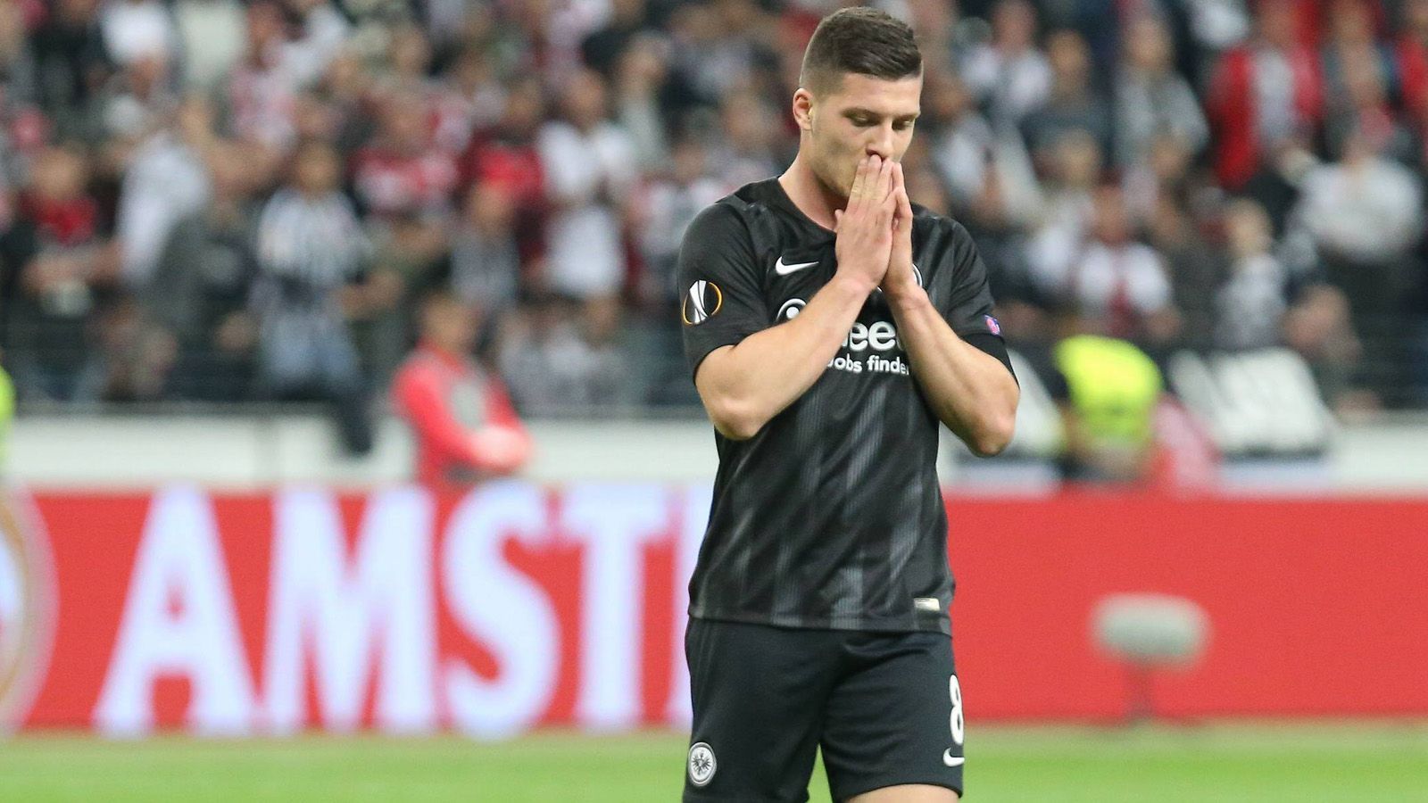 
                <strong>Luka Jovic</strong><br>
                Schwieriger Abend für den Ex-Lissabonner. Benfica stellt ihn zumeist in Manndeckung zu, dementsprechend eingeengt muss der Serbe agieren. Gute Kopfballgelegenheit nach Flanke Kostic, als er Gegenspieler Samaris enteilt (42.). Kommt zu keinem Zeitpunkt wirklich ins Spiel. In der 76. Minute durch Paciencia ersetzt. ran-Note: 4
              