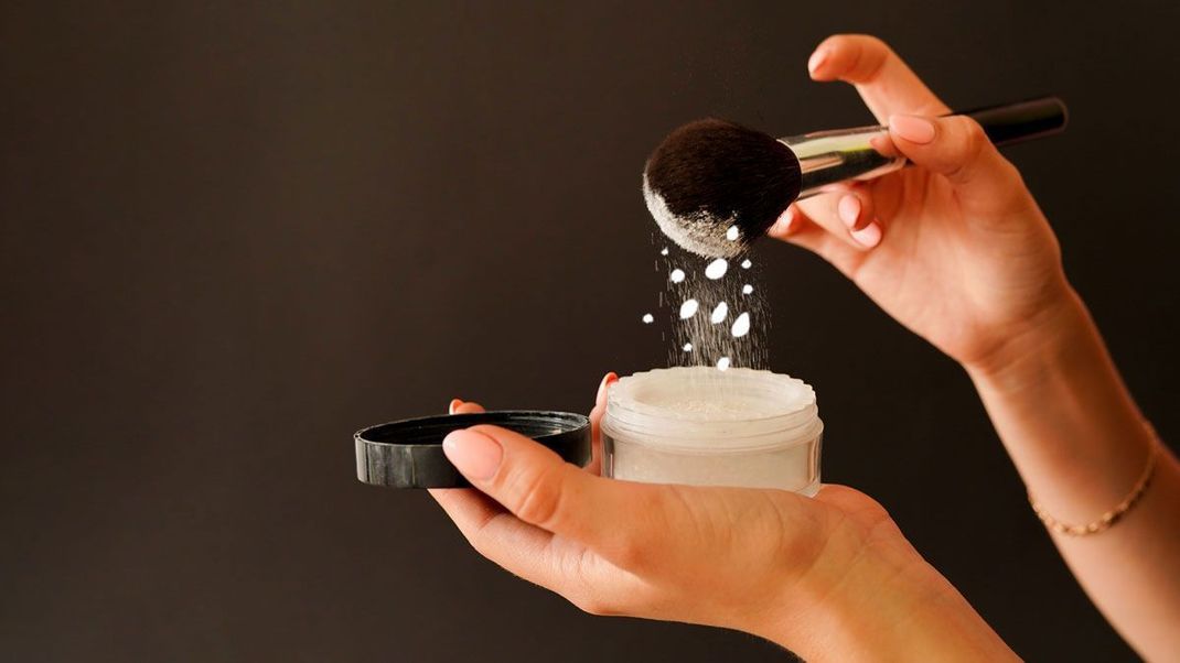 Puder hilft bei glänzender Haut, aber hat noch viel mehr Einsatzmöglichkeiten in der Beauty-Routine.