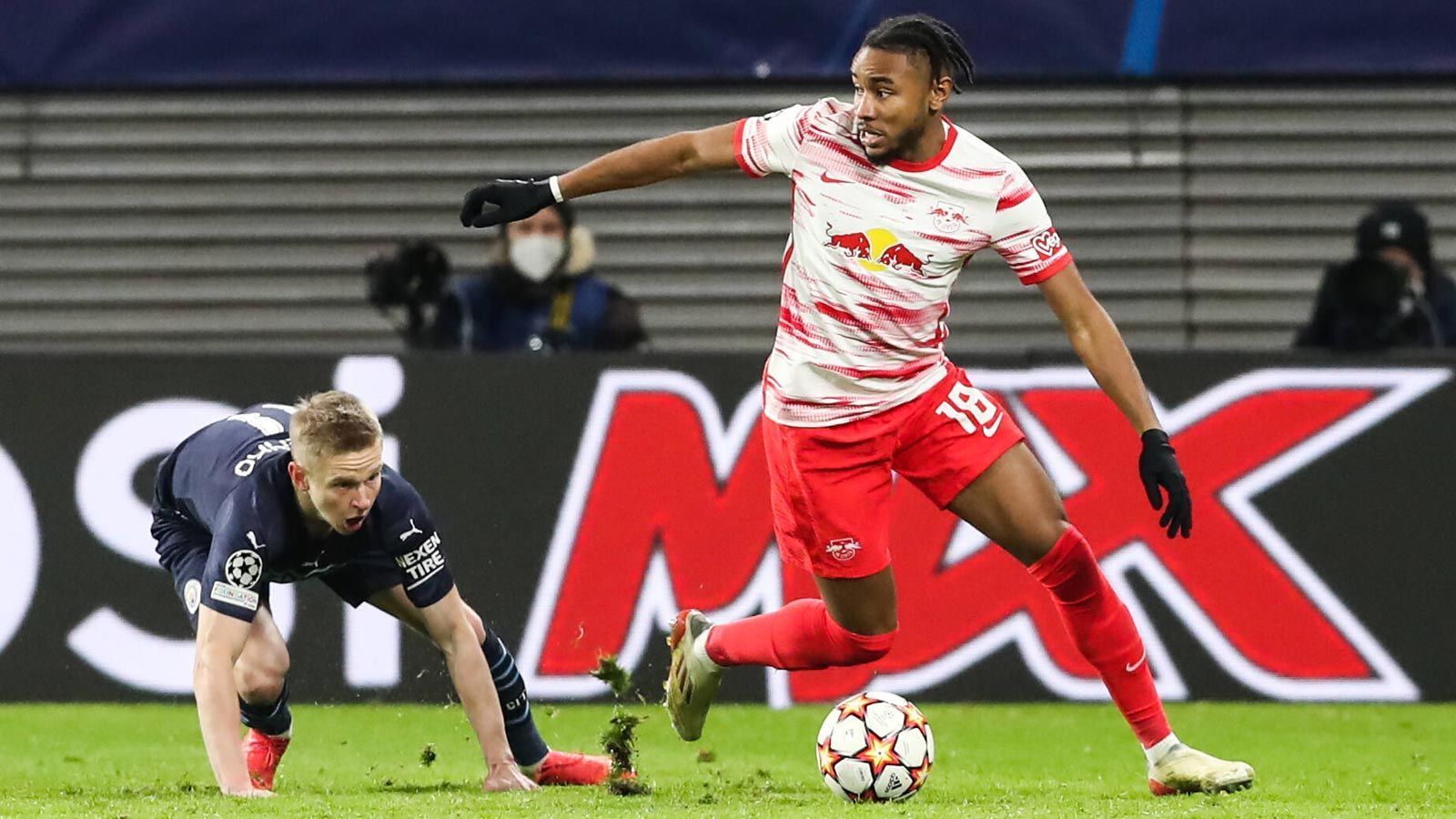 
                <strong>Top: Christopher Nkunku</strong><br>
                Die Gruppenphase der Leipziger war von Beginn an ein Auf und Ab. Gegen Manchester City zeigte RB eine super Leistung, verlor am Ende aber trotzdem mit 3:6, am zweiten Spieltag folgte die bittere 1:2-Heimpleite gegen Club Brügge, die Leipzig am Ende wohl alle Chancen auf das Weiterkommen kostete. Die Rückspiele wurden jedoch mit 5:0 in Belgien und mit 2:1 gegen die allerdings schon für das Achtelfinale qualifizierten Engländer gewonnen, zwischendurch gab es ein 2:3 und ein 2:2 gegen Paris St. Germain. Überzeugen konnte aus Leipziger Sicht Christopher Nkunku. Mit sieben Toren und zwei Vorlagen hat der Franzose großen Anteil daran, dass die Sachsen zumindest in der Europa League überwintern.
              