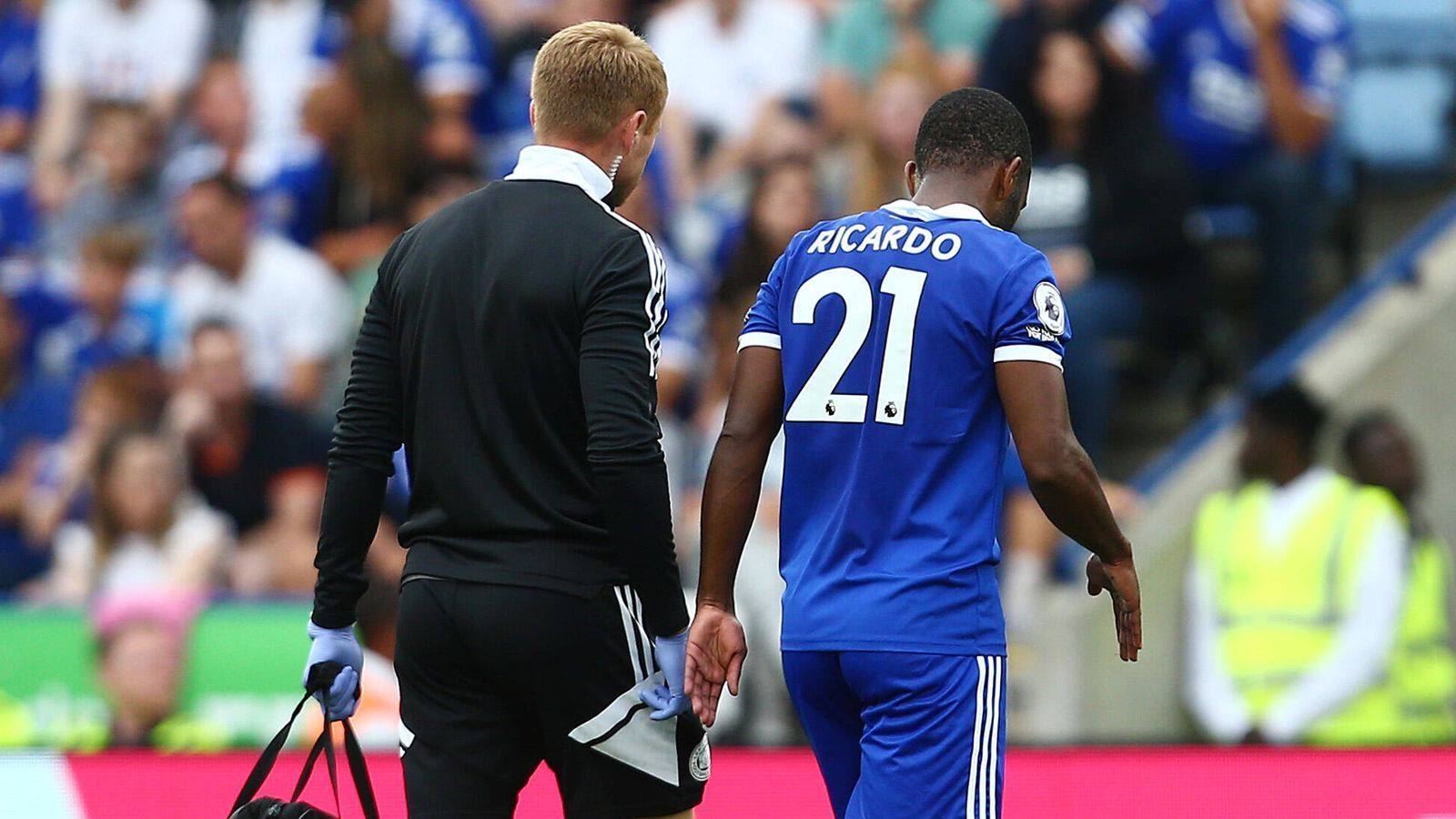 
                <strong>Ricardo Pereira (Leicester City/Portugal, 7 A-Länderspiele)</strong><br>
                Ricardo Pereira laboriert an einer Langzeitverletzung und fällt bereits seit Saisonbeginn bei Leicester City aus. Die portugiesische Nationalmannschaft muss deshalb bei der WM in Katar auf den 29-Jährigen Rechtsverteidiger verzichten. Pereira hatte sich bereits in der Saisonvorbereitung die Achillessehne gerissen und arbeitet seither an seinem Comeback. Die WM-Pause kommt dem Verteidiger daher wohl gerade recht, um weiter regenerieren zu können. Derzeit wird frühestens im Februar nächsten Jahres von seiner Rückkehr ausgegangen.
              