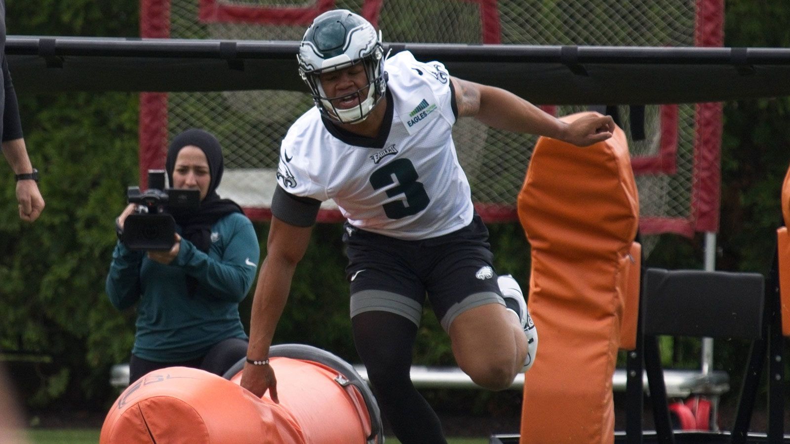 
                <strong>30. Pick: Nolan Smith (Philadelphia Eagles) </strong><br>
                &#x2022; Rückennummer: 3<br>&#x2022; Position: Edge Rusher<br>
              