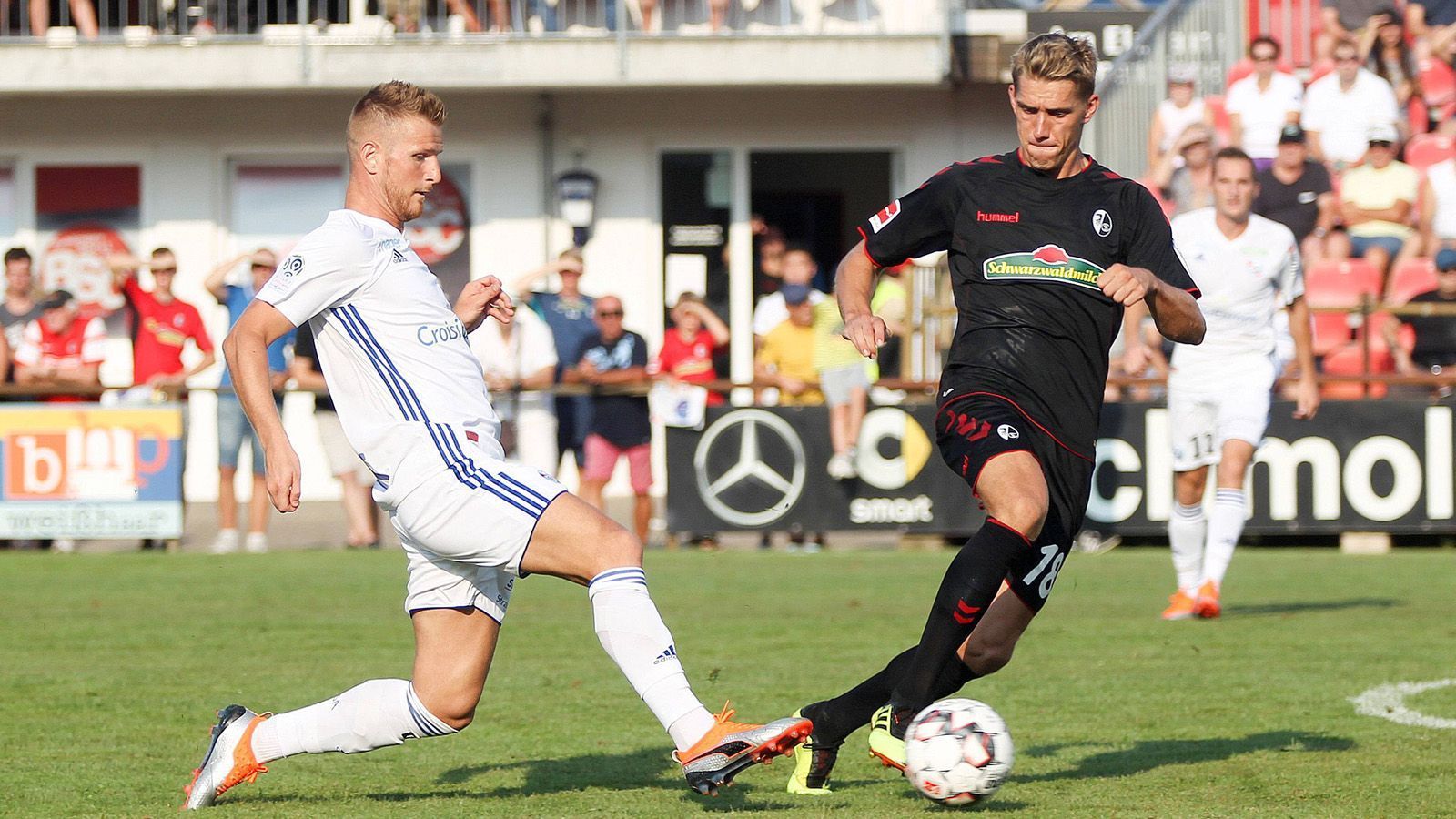 
                <strong>Straßburgs Deutschland-Bilanz </strong><br>
                Im Vorfeld der Begegnung hat sich SGE-Coach Adi Hütter möglicherweise auch bei Trainerkollege Christian Streich erkundigt. Denn 2017 und 2018 absolvierte der SC Freiburg im Rahmen der Vorbereitung jeweils ein Freundschaftsspiel gegen den "Nachbarn" aus Straßburg. Beide Spiele verlor der SC (2:3 und 1:2). Bislang traf Straßburg erst zweimal in Pflichtspielen auf ein deutsches Team, und das ist lange her. 1978/1979 schied der MSV Duisburg nach einem 0:4 und einem 0:0 im UEFA-Pokal gegen die Franzosen aus. Nach 40 Jahren kommt es also erstmals wieder zu einem Duell mit einem deutschen Team in einem europäischen Wettbewerb.
              